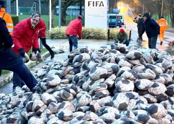 FIFA protests at dawn 6500 sandballs against bloody games in Qatar