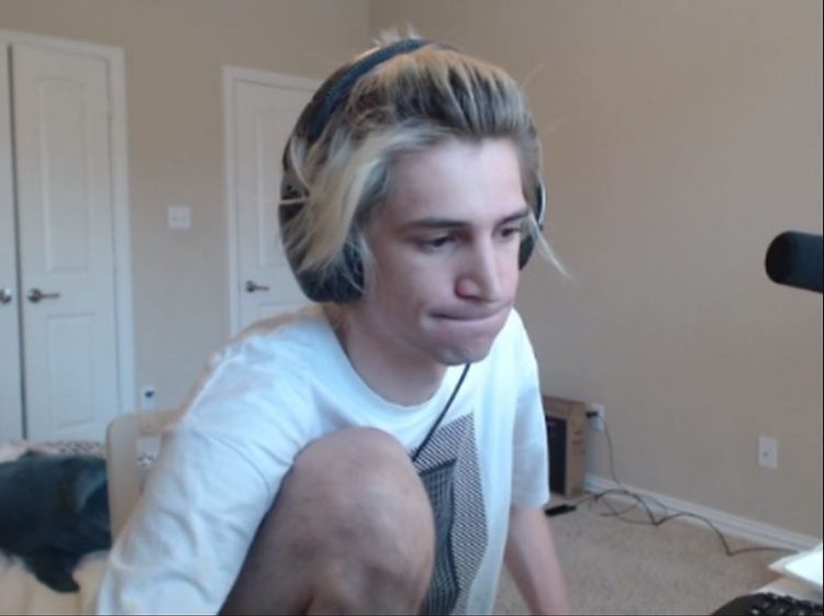 Twitch streamer xQc opens loot boxes in cs:go