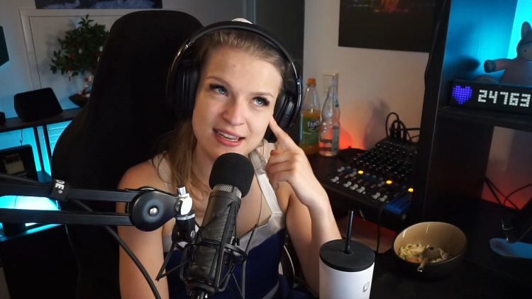 A streamer shows what kind of crap sends her