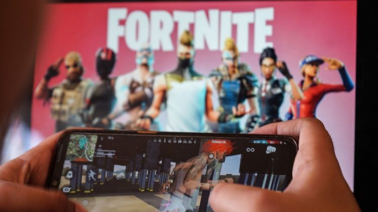 What makes OnlineGame like Fortnite dangerous?
