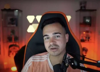 German FIFA Youtuber almost loses an eye while cheering!